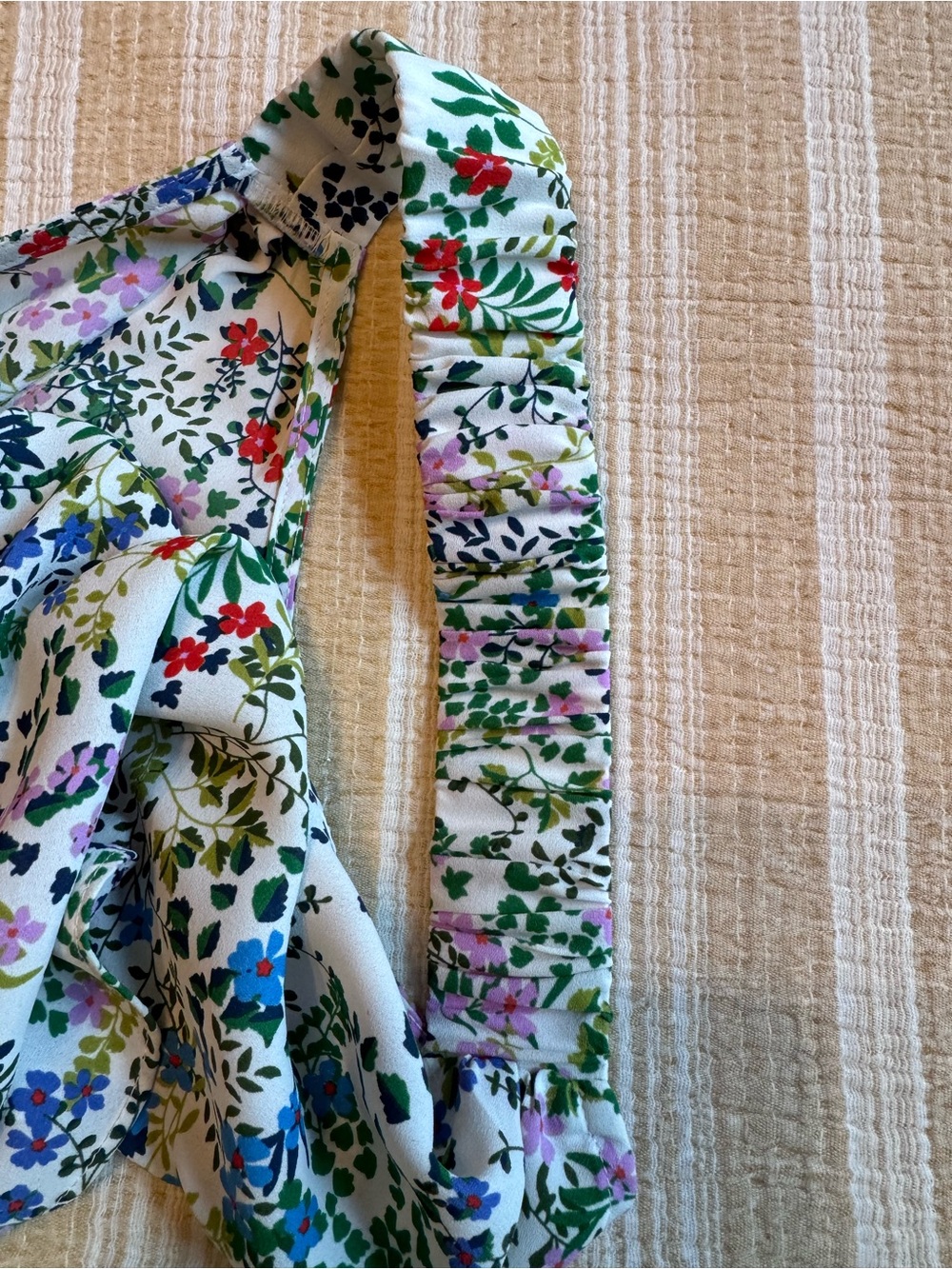 CAbi White Multi Floral V-Neck Tank SZ Large - loose and comfortable - Picture 7 of 8